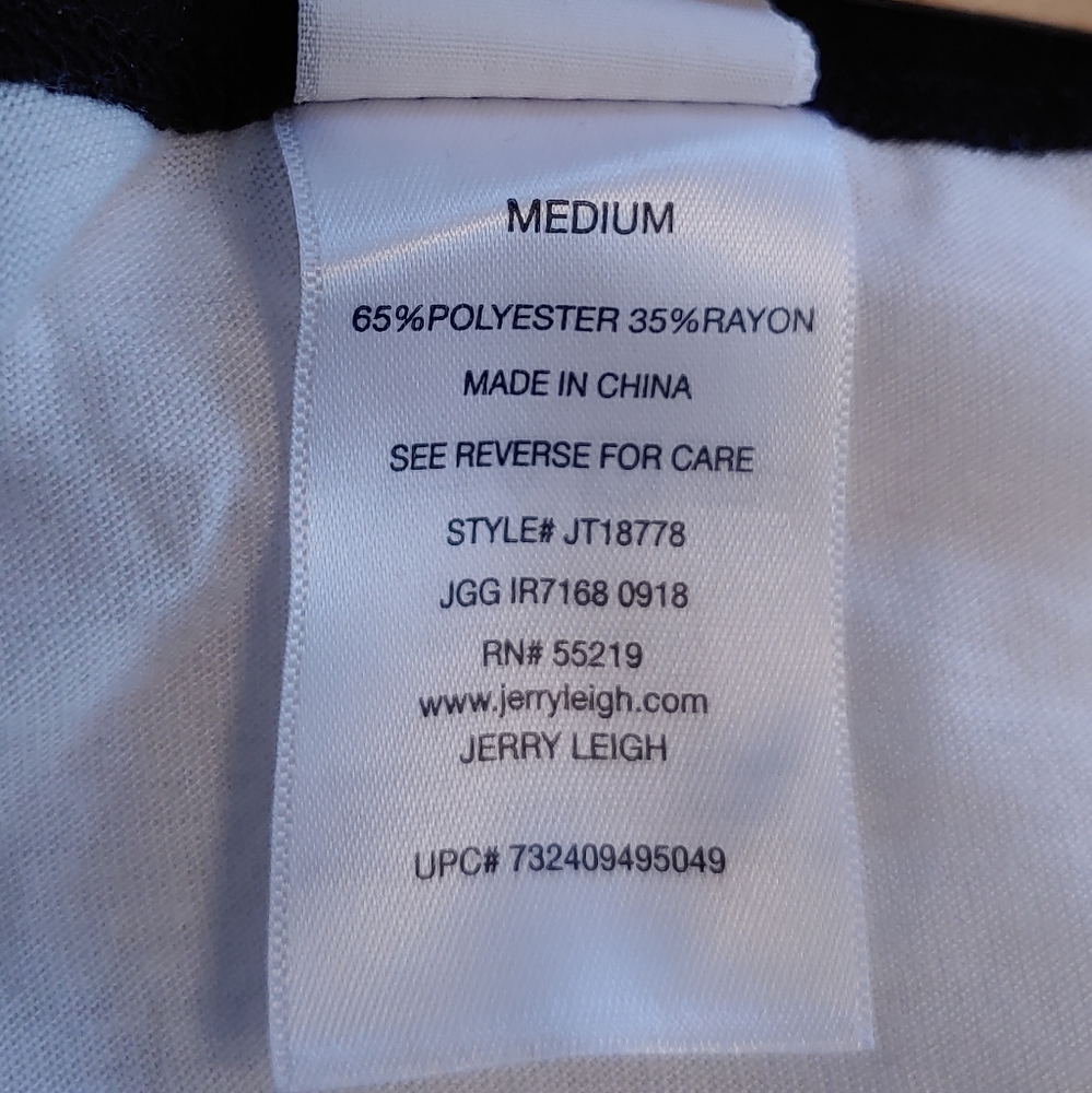 ⭕SOLD⭕Juniors Disney Stitch Christmas Love Shirt - Picture 5 of 6